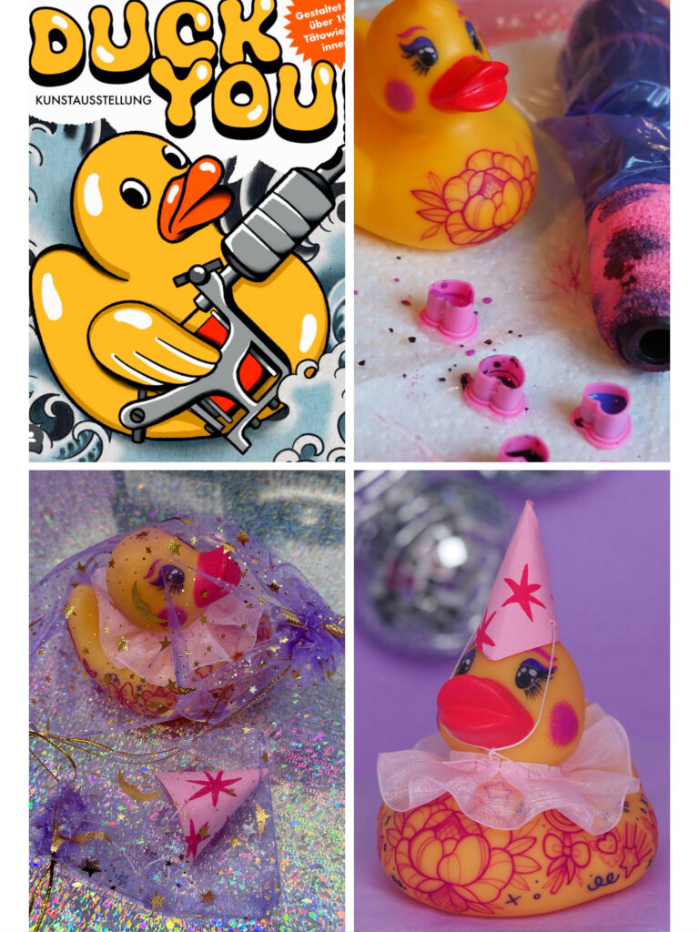 Illustration einer gelben Ente mit Tätowiermaschine mit dem Schriftzug ‚Duck You‘, daneben Fotos einer bemalten Badeente mit floralen Tattoos und Partyhut in einem lilafarbenen Setting.