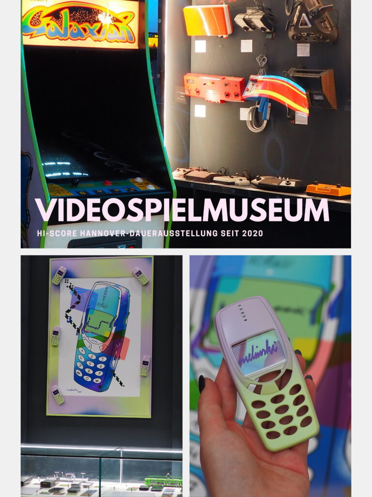Ausstellungsansicht im Videospielmuseum Hannover mit einem Arcade-Automaten, Retro-Spielkonsolen und der Aufschrift ‚Videospielmuseum – Hi-Score Hannover